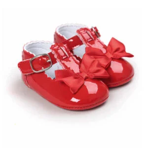 crvene lakirane cipelice za bebe