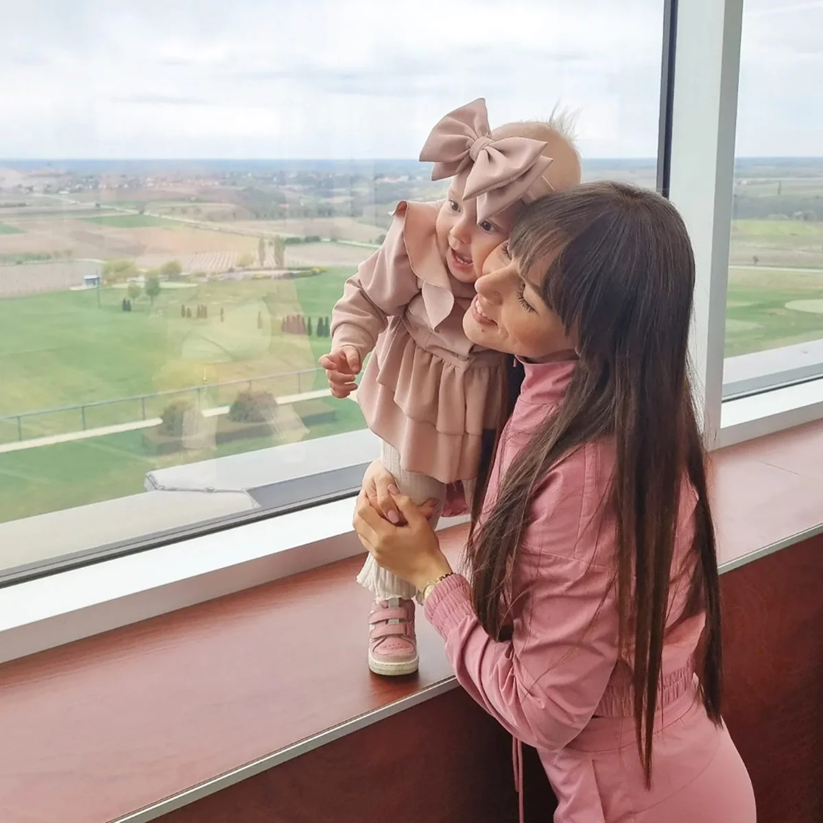 Ana roza jaknica s velikom trakica mašnicom