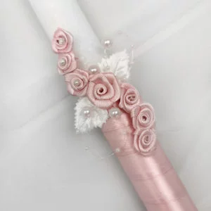 detalj svijeće ukrašene rozim cvjetićima