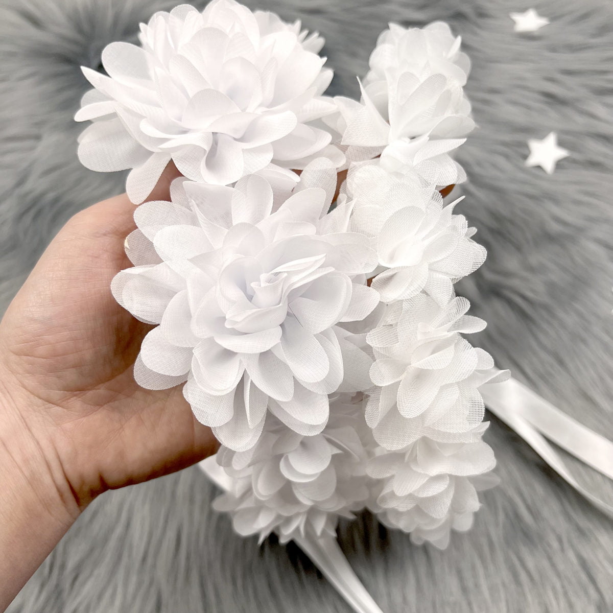 veći i manji cvjetići na bijelim vjenčićima za kosu