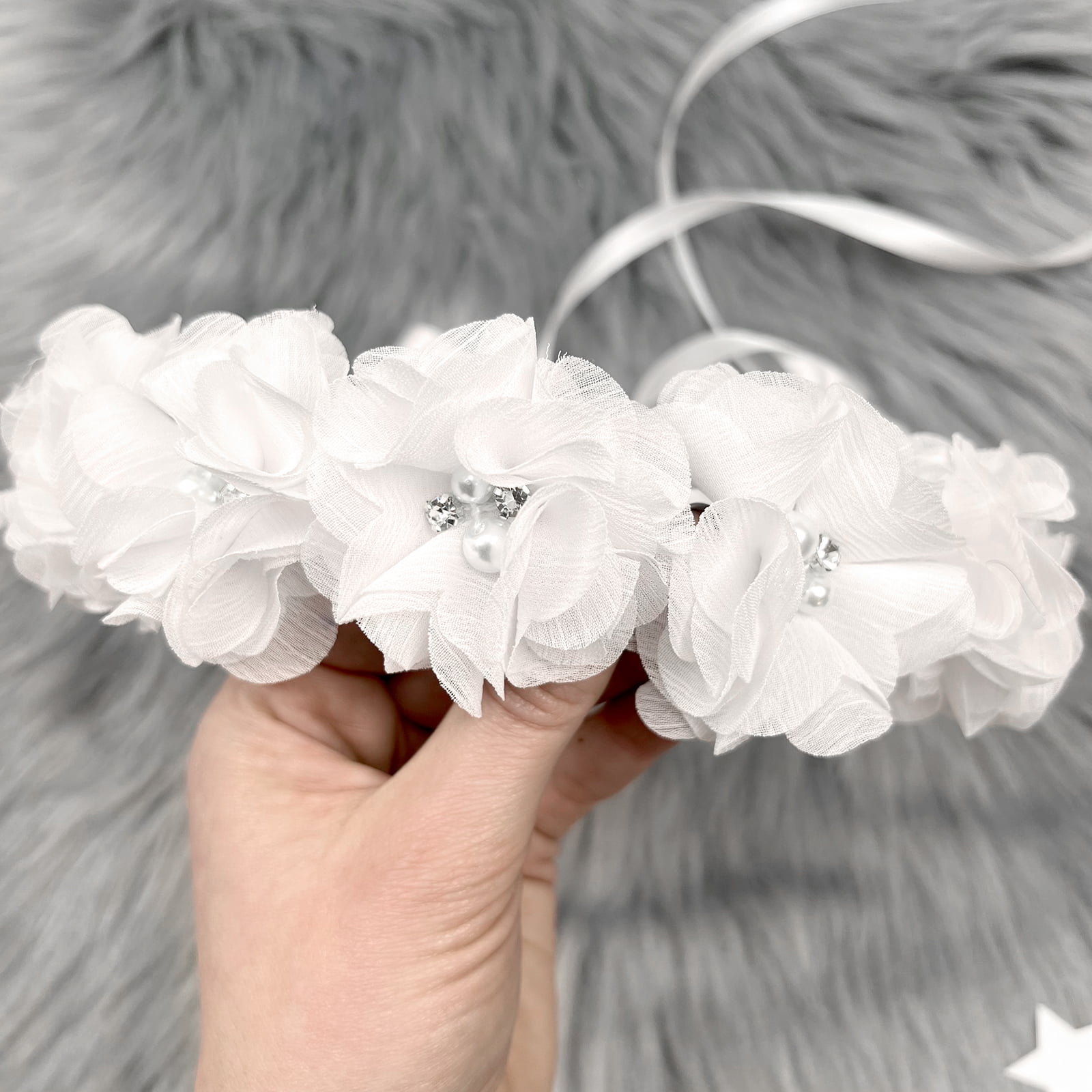 bijeli vjenčić sa cvjetićima i perlicama