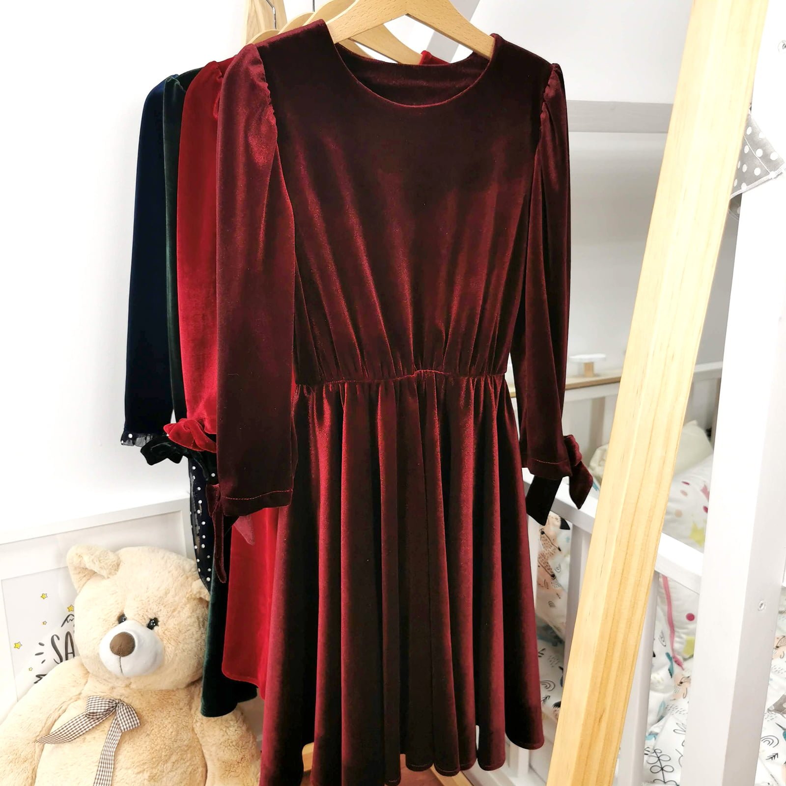 tamno crvena plišana haljina za djevojčice