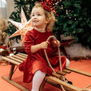 mala božićna velvet haljina na djevojčici