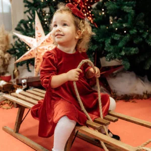 mala božićna velvet haljina na djevojčici