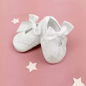 čipkane bijele cipelice za bebe