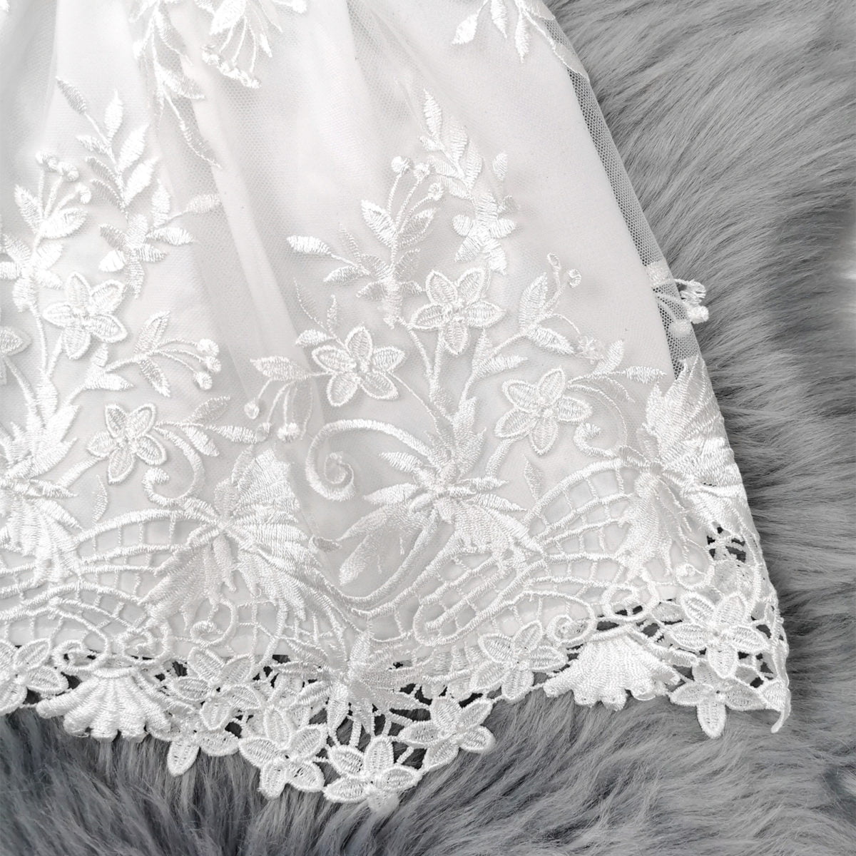 detalj bijele čipkane haljine chiara