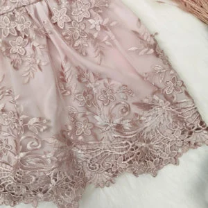 detalj čipke puder roze chiara haljine