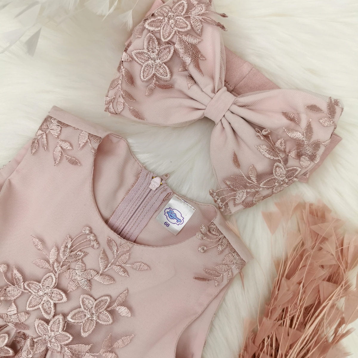 puder roza chiara haljina detalj