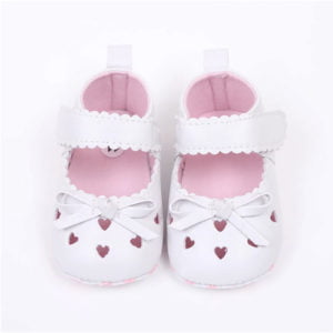bijele sandalice na srca za bebe