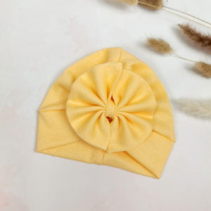 žuti turban s cvjetnom mašnom