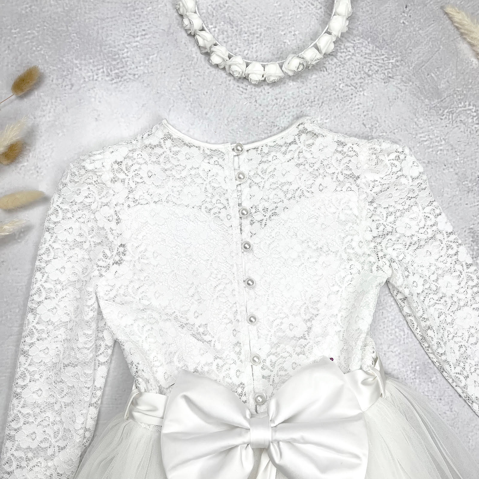 čipkasta haljina bijele boje s mašnom
