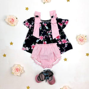 cvjetna bluzica i roze gaćice za bebe