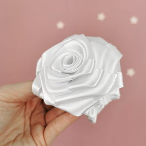 bijela kala ručno rađeni cvijet za trakicu