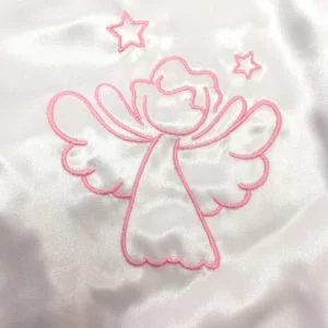 anđeo na krsnoj košuljici detalj