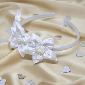 bijeli svečani rajf ukrašen cvjetićima