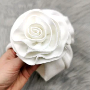 turban bijeli s ružom