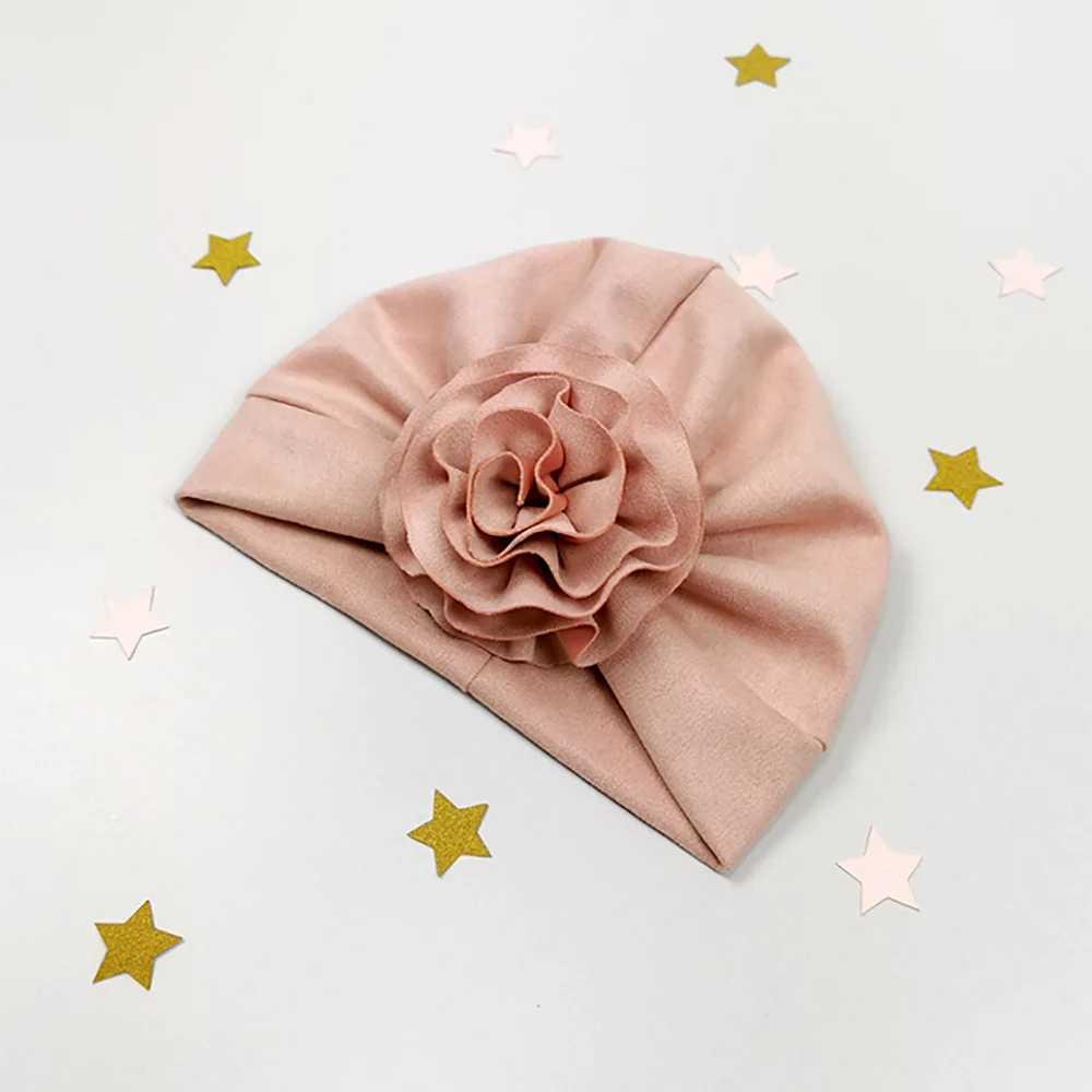 topli dječji turban s velikim ukrasom cvijeta
