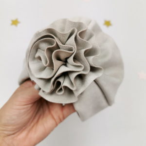 ručno rađeni cvijetni ukras sivog lady turbana