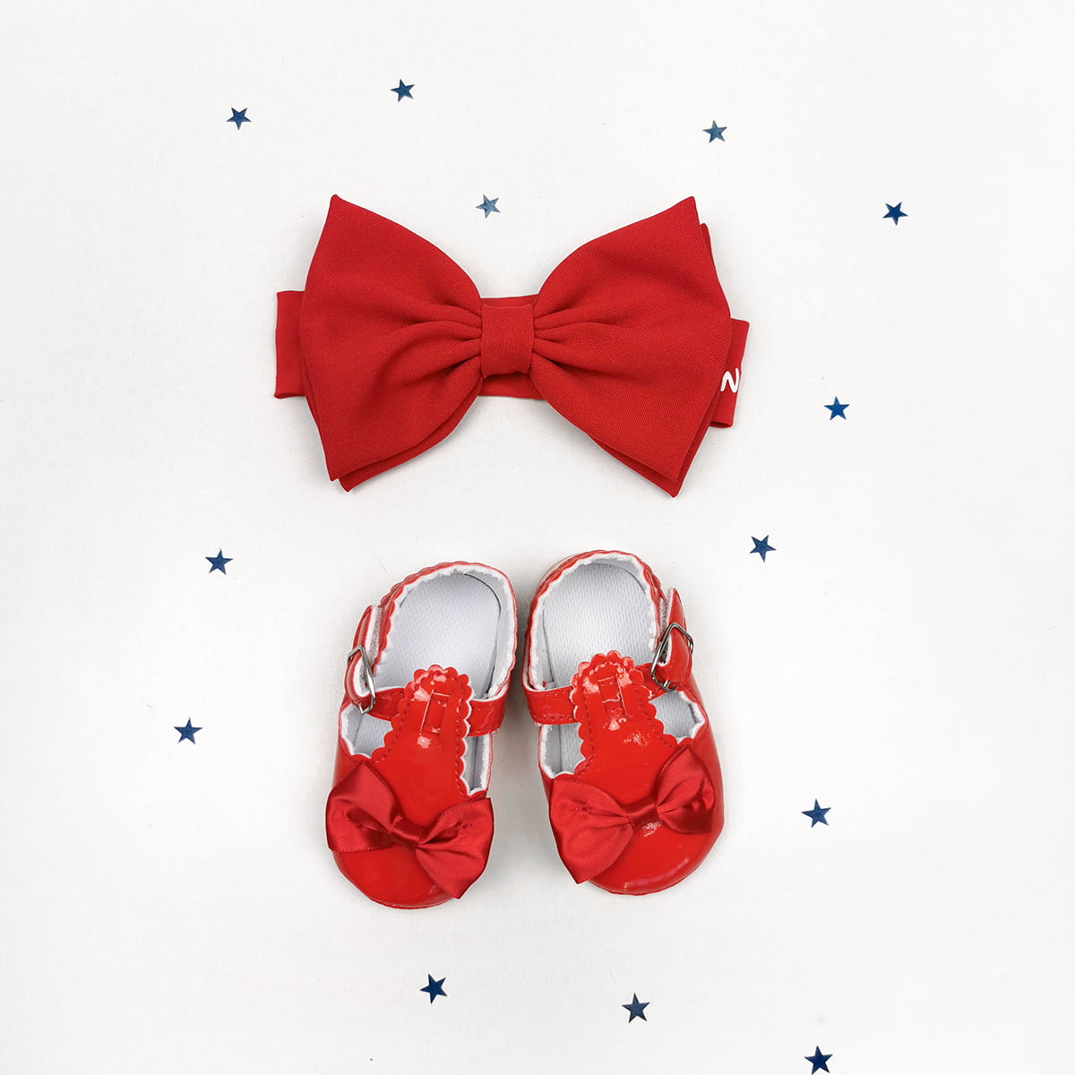 crvena trakica i cipelice za bebe