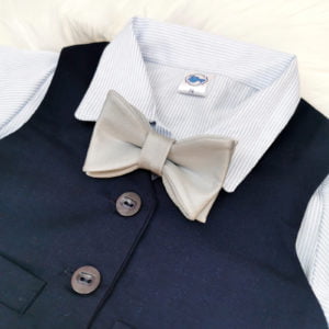 srebrna leptir mašna na tamno plavo odijelo