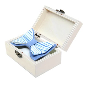 Plavo more leptir mašna u drvenoj kutiji