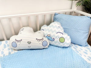 plavi jastuci i plava posteljina za djecu