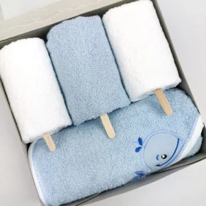 plavo bijeli ručnici u setu za bebe