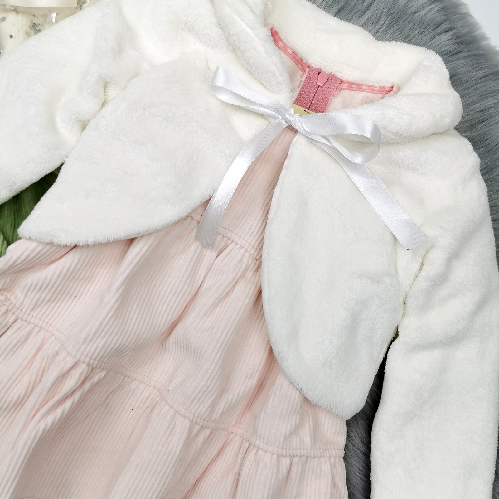 roza samt haljina u kombinaciji s bijelom bundicom