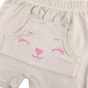 detalj bež kratkih ljetnih hlačica za bebe