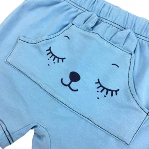 detalj svijetlo plavih ljetnih hlačica za dječake