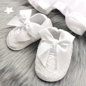 bijele cipelice za bebe