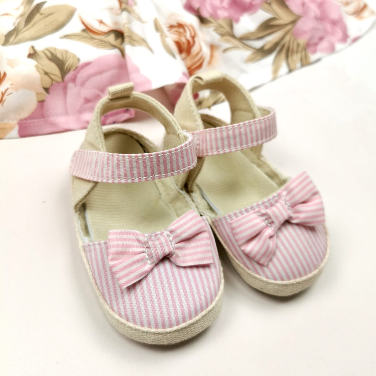 roze prugaste sandale za bebe