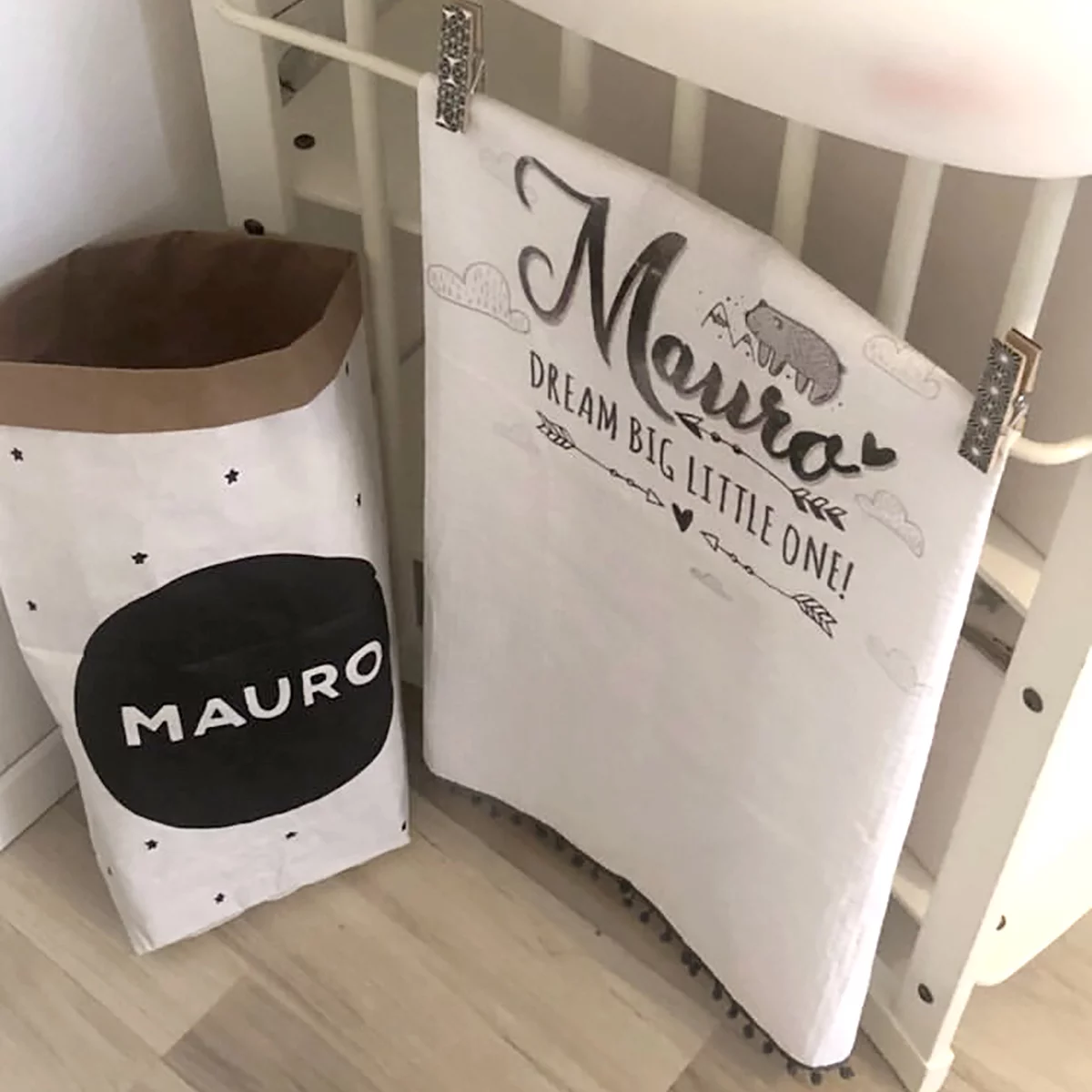 Mauro sivo bijela pom pom tetrica personalizirana