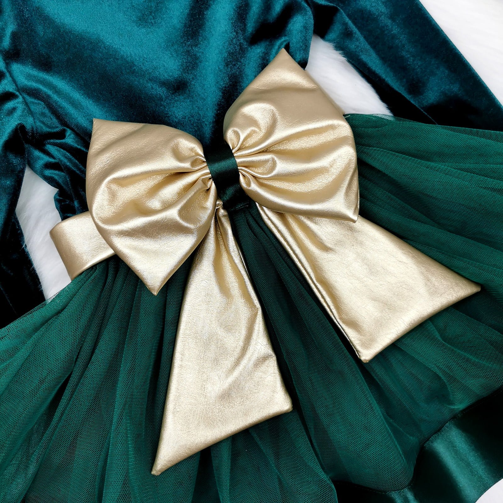 zlatna mašna na tamno zelenoj haljini za djecu