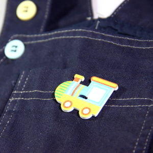 Šareni gumb detalj na tregericama za bebe