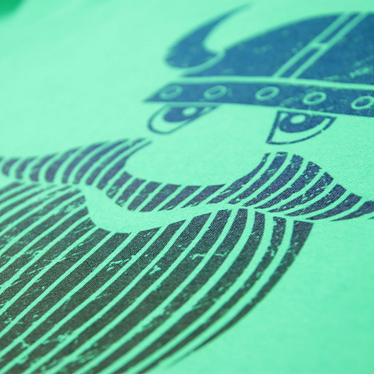viking print na zelenoj majici