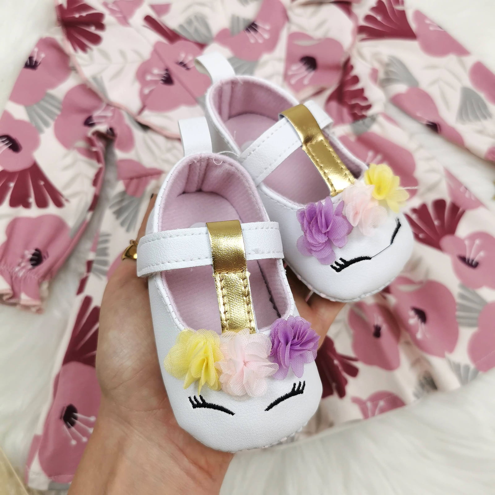 bijele cvjetne cipelice za bebe