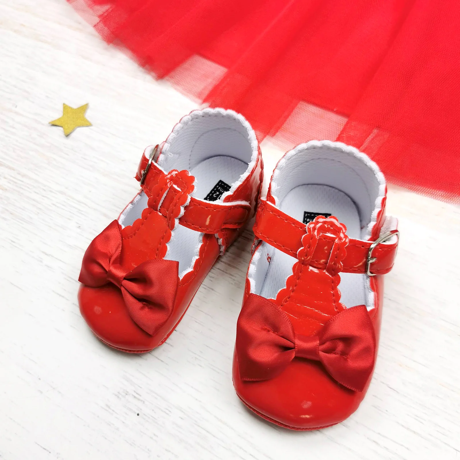 crvene lakirane cipelice s mašnom