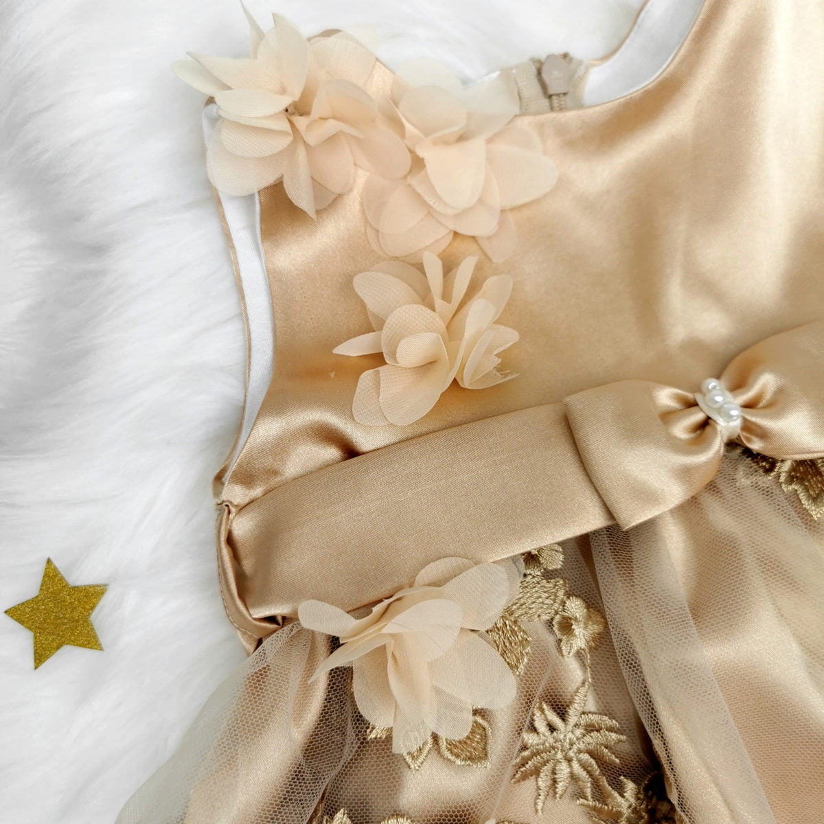 detalj haljine zlatna magnolia
