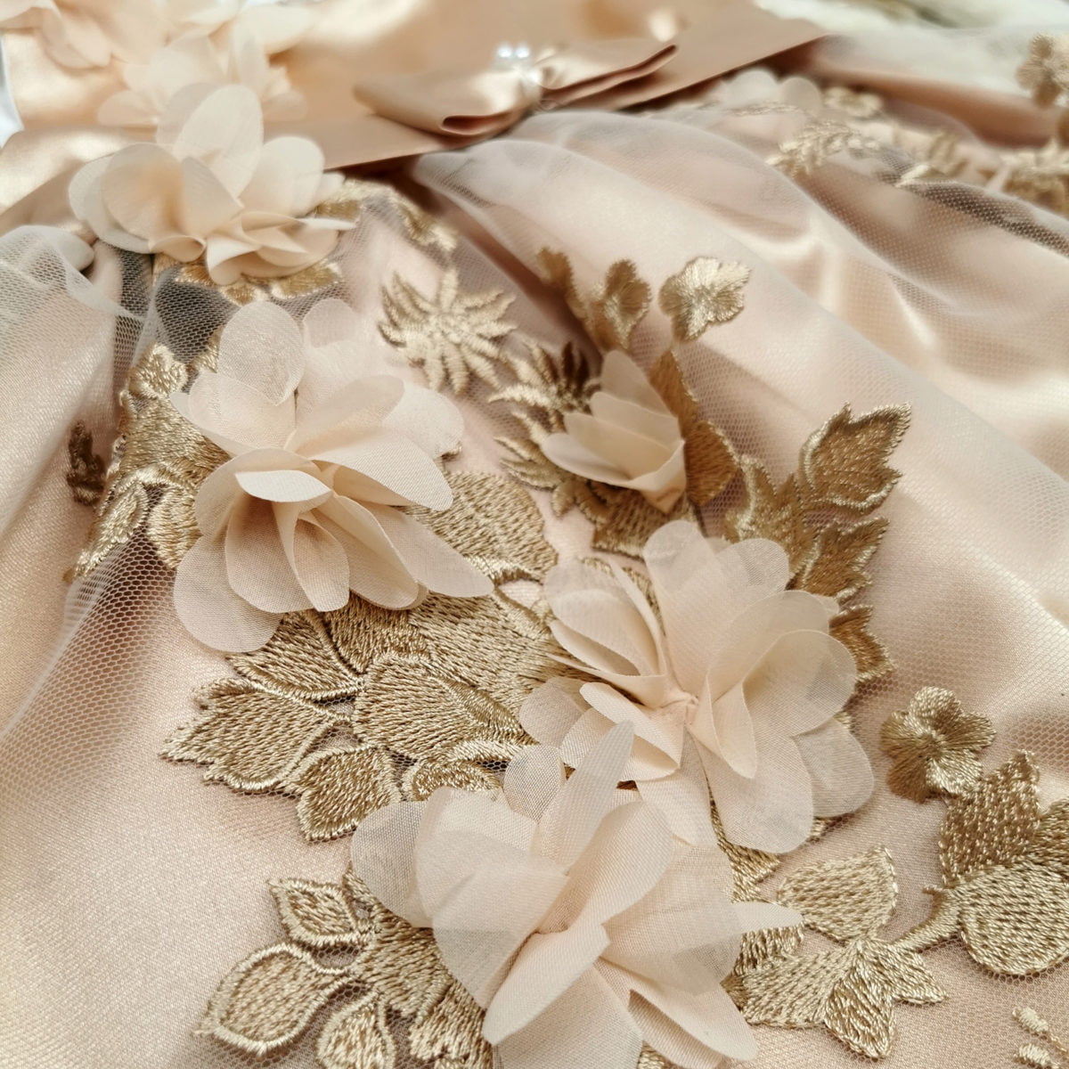 zlatna magnolia detalj čipke